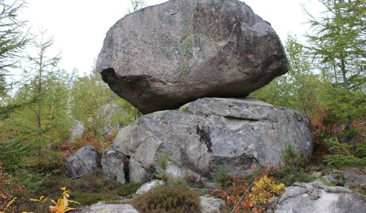 Stenblock utanför Vissefjärda som lämnats i ett sten"hie" för många många år sedan. Ja. Sedan Inlandsisen hade vägarna förbi. Magiskt mäktig