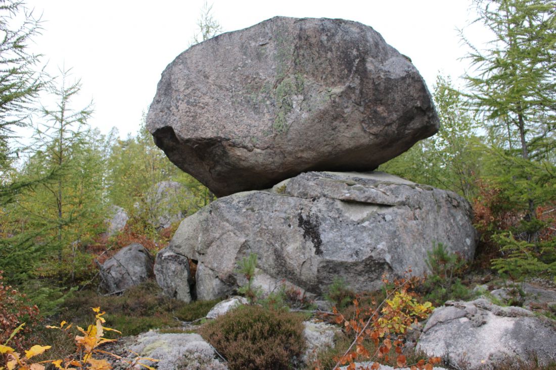 Stenblock utanför Vissefjärda som lämnats i ett sten"hie" för många många år sedan. Ja. Sedan Inlandsisen hade vägarna förbi. Magiskt mäktig